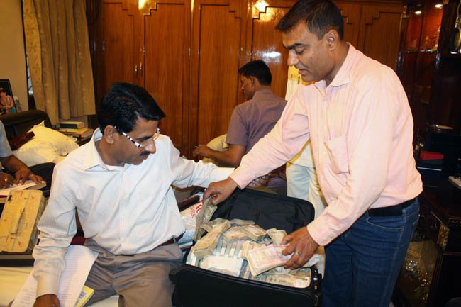 एमपी: सरकारी कर्मचारियों के करोड़पति होने का खुलासा