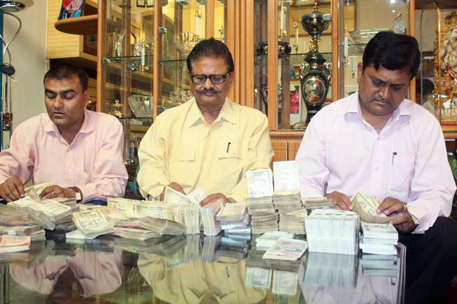 एमपी: सरकारी कर्मचारियों के करोड़पति होने का खुलासा