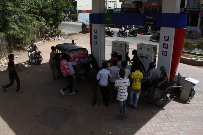 महंगे पेट्रोल के खिलाफ भारत बंद की तस्वीरें | पढ़ें