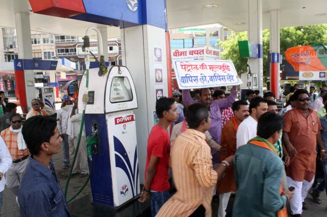 महंगे पेट्रोल के खिलाफ भारत बंद की तस्वीरें | पढ़ें