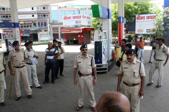 महंगे पेट्रोल के खिलाफ भारत बंद की तस्वीरें | पढ़ें