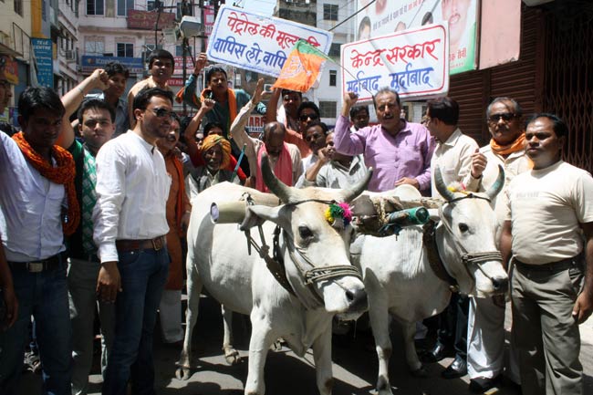 महंगे पेट्रोल के खिलाफ भारत बंद की तस्वीरें | पढ़ें