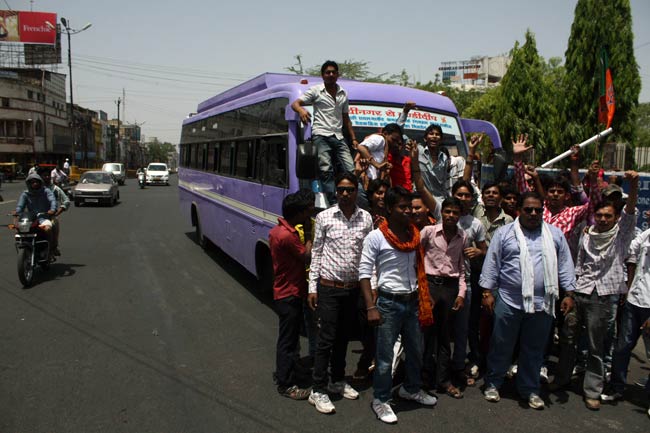 महंगे पेट्रोल के खिलाफ भारत बंद की तस्वीरें | पढ़ें