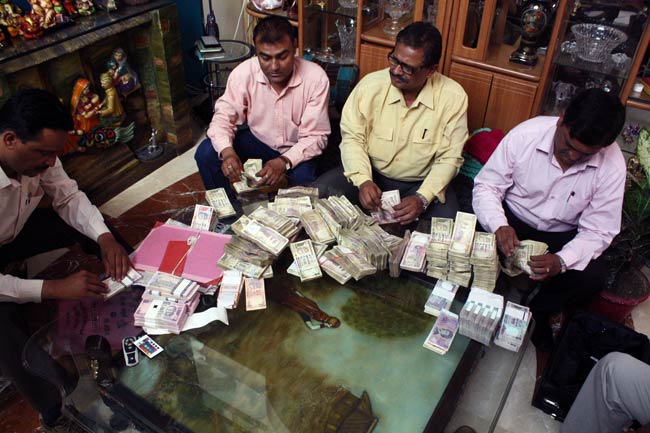 एमपी: सरकारी कर्मचारियों के करोड़पति होने का खुलासा