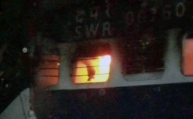 देखें कैसे मालगाड़ी से टकराई हम्‍पी एक्‍सप्रेस