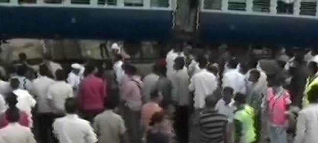 देखें कैसे मालगाड़ी से टकराई हम्‍पी एक्‍सप्रेस