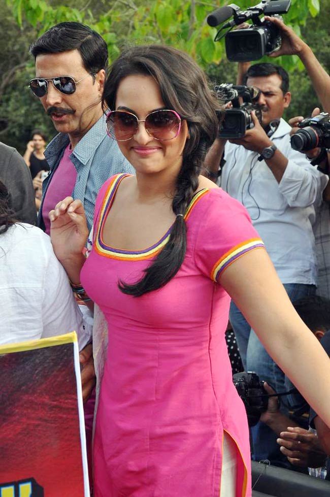 'राउडी...' के लिए अनोखा प्रोमोशन | सोनाक्षी की अनदेखी तस्‍वीरें