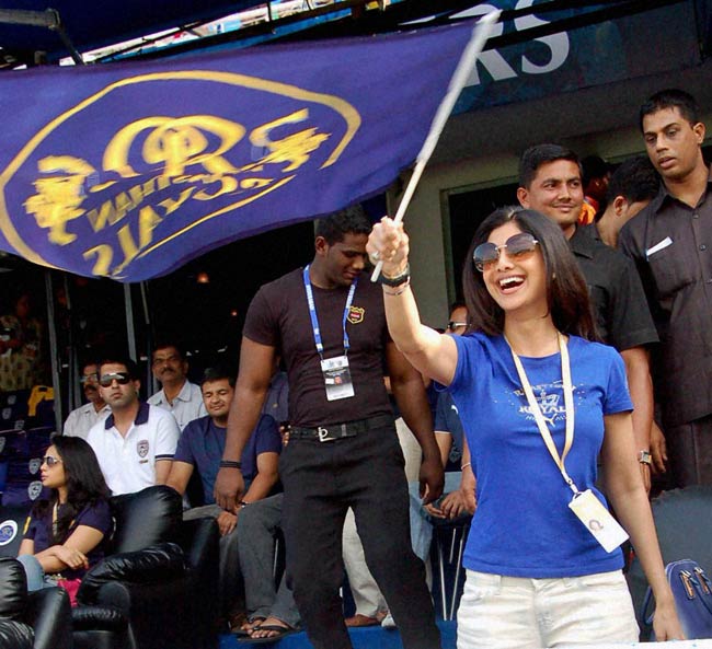 ग्‍लैमरस चेहरों से लबरेज आईपीएल | बनाए मदहोश...