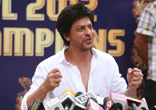 शाहरुख आईपीएल कप लेकर मुंबई पहुंचे | जश्न में KKR