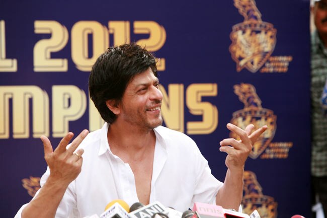 शाहरुख आईपीएल कप लेकर मुंबई पहुंचे | जश्न में KKR