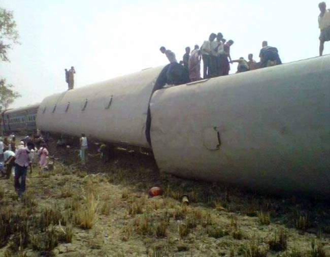 यूपी: जौनपुर में दून एक्‍सप्रेस दुर्घटनाग्रस्‍त, 7 की मौत