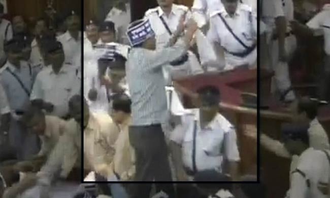 28 मई 2012: तस्‍वीरों में दिनभर की अहम खबरें | पढ़ें