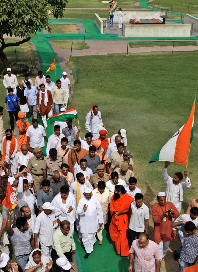 अन्‍ना-रामदेव के अनशन की तस्‍वीरें | बाबा हुए थे गिरफ्तार