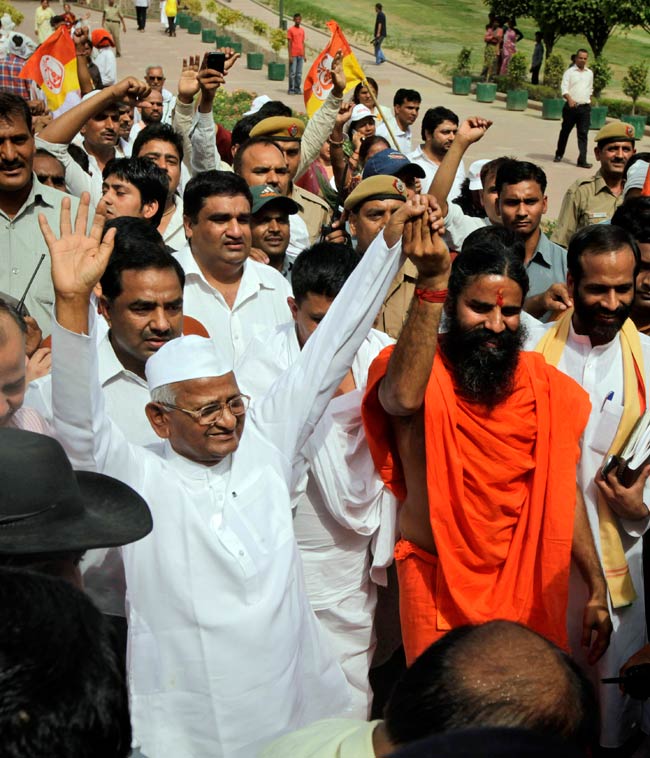 अन्‍ना-रामदेव के अनशन की तस्‍वीरें | बाबा हुए थे गिरफ्तार