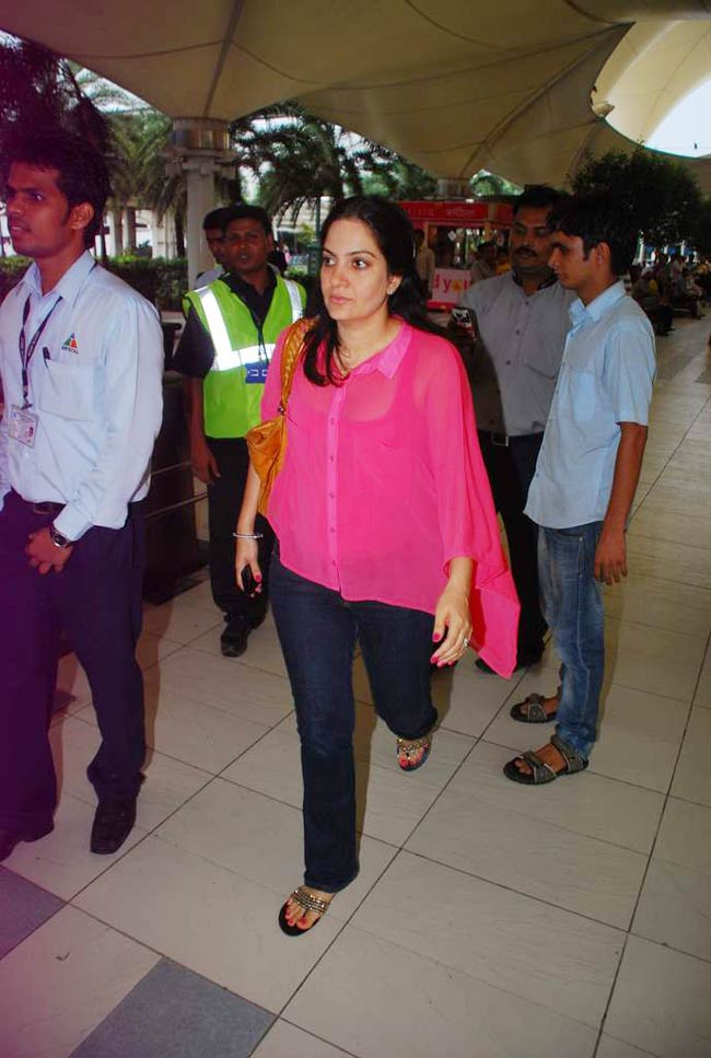 आईफा समारोह के बाद स्वदेश लौटे सितारे  | सितारों की शाम