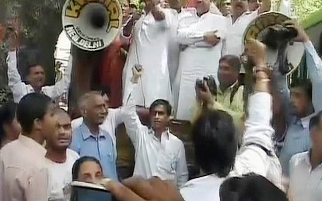 बिजली की बढ़ी दरों के खिलाफ BJP का हल्‍ला बोल