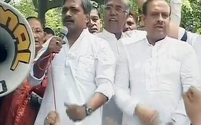 बिजली की बढ़ी दरों के खिलाफ BJP का हल्‍ला बोल