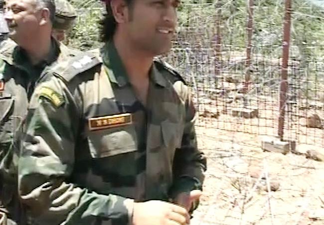 लेफ्टिनेंट कर्नल धोनी पहुंचे LOC, जवानों से की मुलाकात