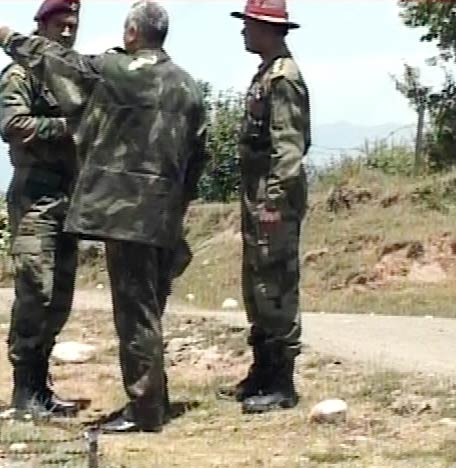 लेफ्टिनेंट कर्नल धोनी पहुंचे LOC, जवानों से की मुलाकात