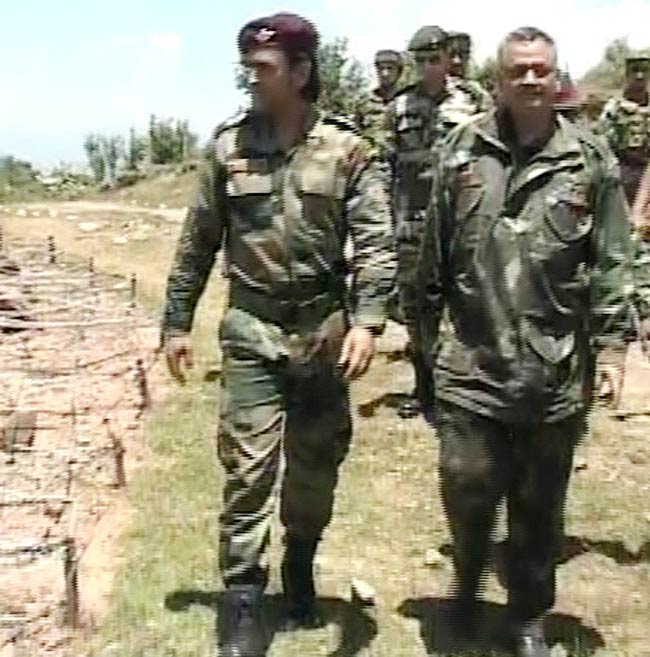 लेफ्टिनेंट कर्नल धोनी पहुंचे LOC, जवानों से की मुलाकात