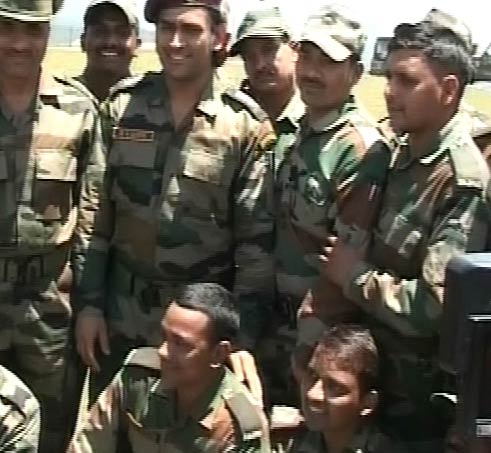 लेफ्टिनेंट कर्नल धोनी पहुंचे LOC, जवानों से की मुलाकात