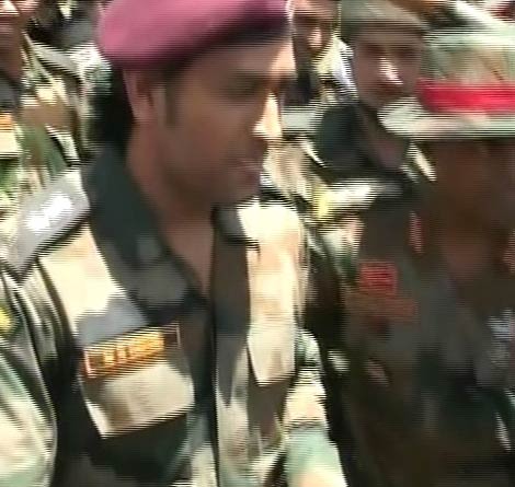 लेफ्टिनेंट कर्नल धोनी पहुंचे LOC, जवानों से की मुलाकात