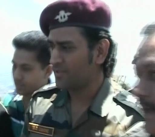 लेफ्टिनेंट कर्नल धोनी पहुंचे LOC, जवानों से की मुलाकात