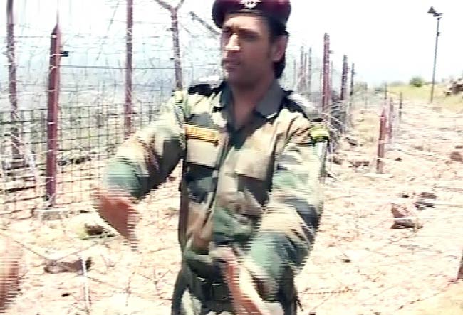 लेफ्टिनेंट कर्नल धोनी पहुंचे LOC, जवानों से की मुलाकात