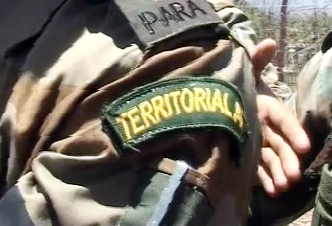 लेफ्टिनेंट कर्नल धोनी पहुंचे LOC, जवानों से की मुलाकात