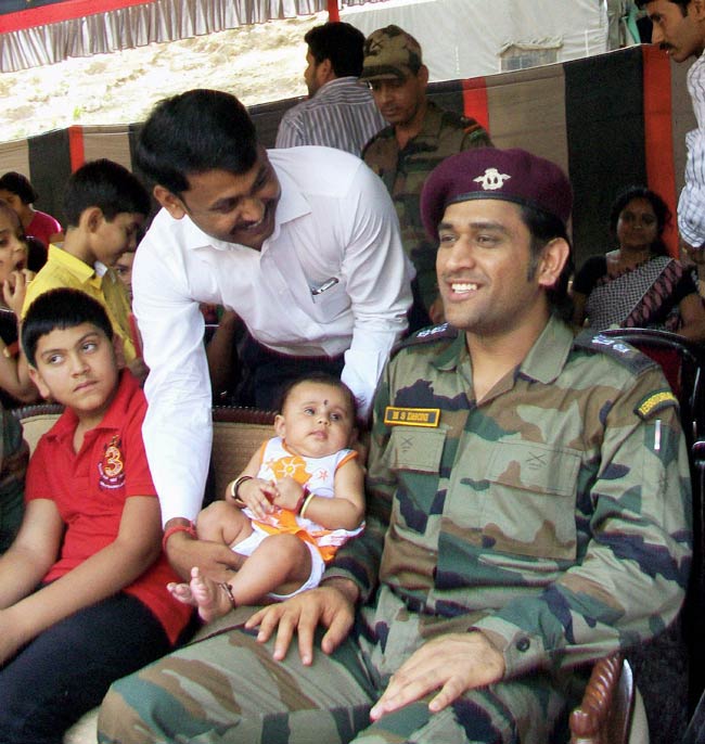 लेफ्टिनेंट कर्नल धोनी पहुंचे LOC, जवानों से की मुलाकात