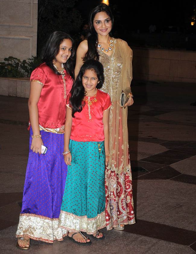 ईशा देओल की संगीत सेरेमनी में सितारों का जमावड़ा | सगाई