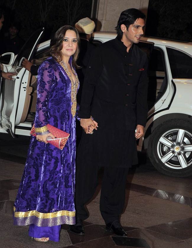 ईशा देओल की संगीत सेरेमनी में सितारों का जमावड़ा | सगाई