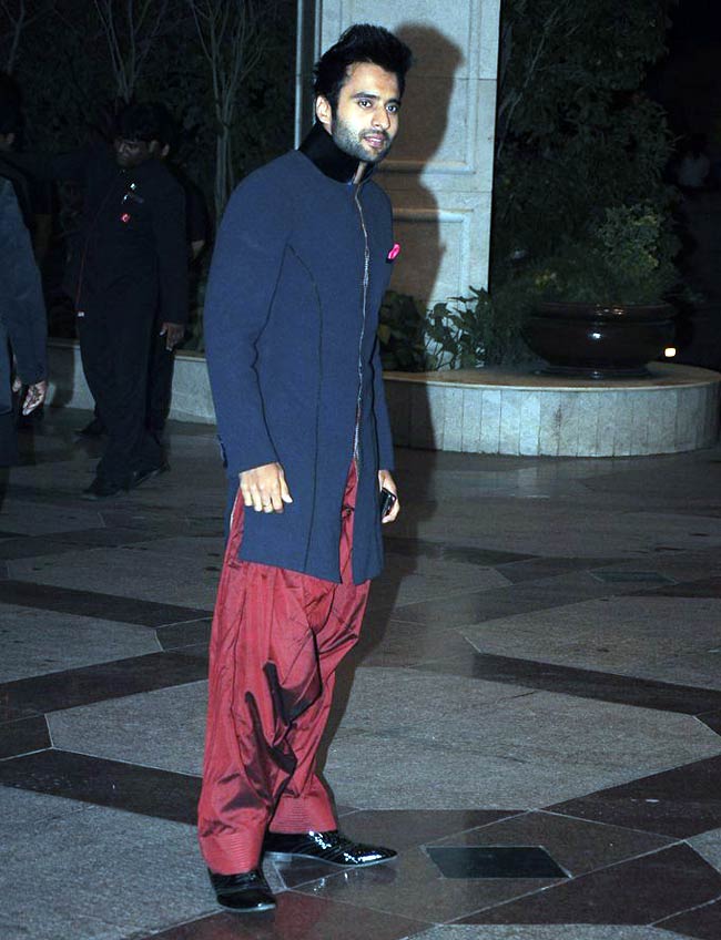 ईशा देओल की संगीत सेरेमनी में सितारों का जमावड़ा | सगाई