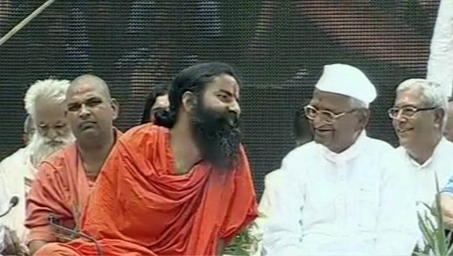 अन्‍ना-रामदेव के अनशन की तस्‍वीरें | बाबा हुए थे गिरफ्तार