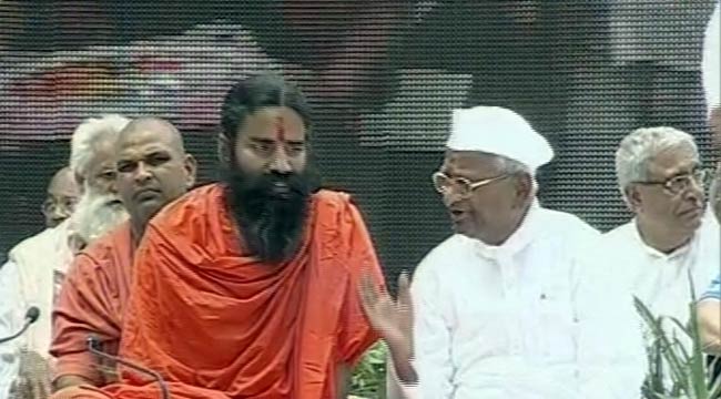 अन्‍ना-रामदेव के अनशन की तस्‍वीरें | बाबा हुए थे गिरफ्तार