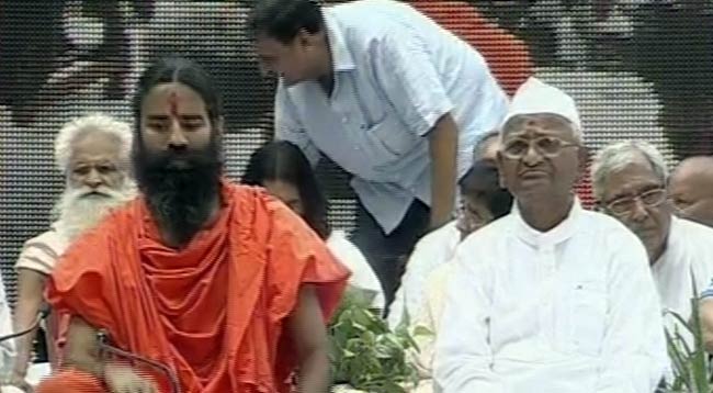 अन्‍ना-रामदेव के अनशन की तस्‍वीरें | बाबा हुए थे गिरफ्तार