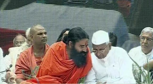 अन्‍ना-रामदेव के अनशन की तस्‍वीरें | बाबा हुए थे गिरफ्तार