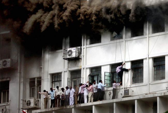 देखिए मुंबई के मंत्रालय में कैसी लगी भीषण आग