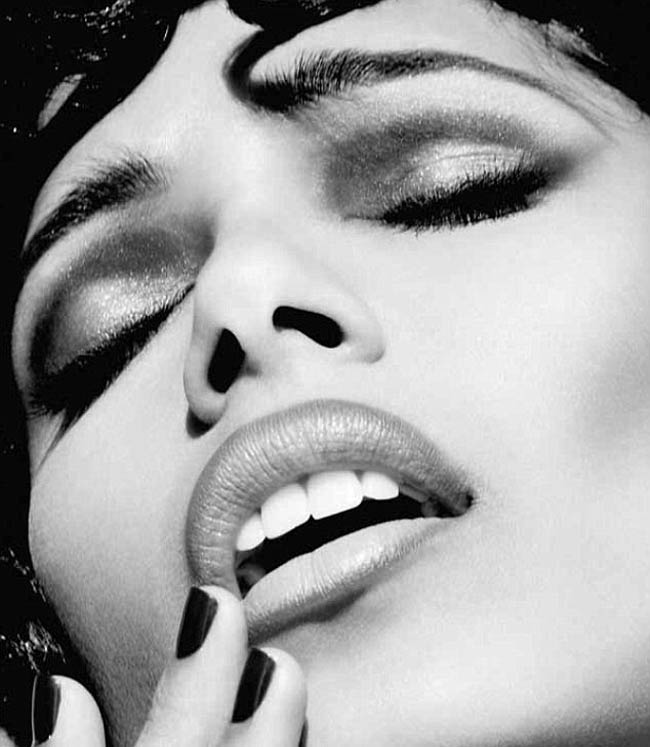 ‘फ्लॉन्ट’ पत्रिका के लिए फ्रीडा पिंटो का हॉट फोटोशूट  | GO NUDE