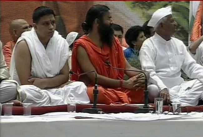 अन्‍ना-रामदेव के अनशन की तस्‍वीरें | बाबा हुए थे गिरफ्तार