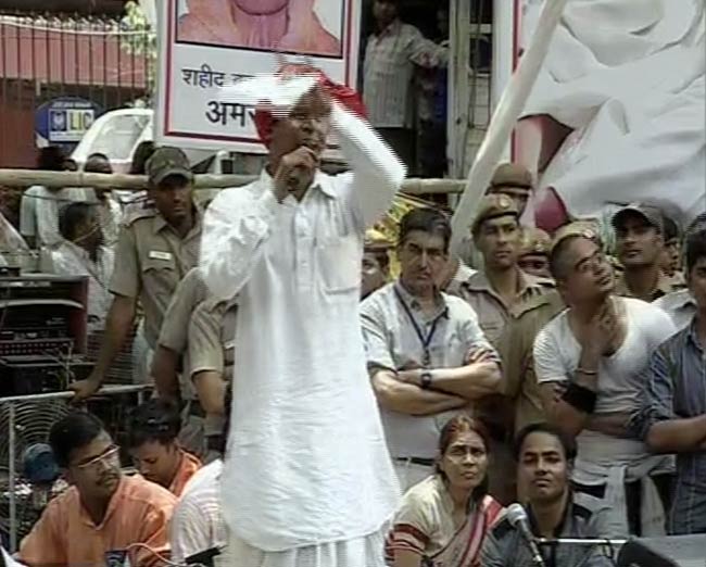 अन्‍ना-रामदेव के अनशन की तस्‍वीरें | बाबा हुए थे गिरफ्तार