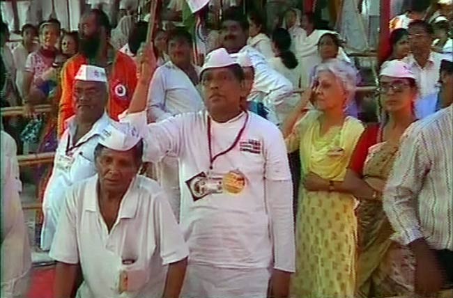 अन्‍ना-रामदेव के अनशन की तस्‍वीरें | बाबा हुए थे गिरफ्तार