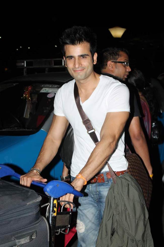 'आईफा 2012' के लिए रवाना हुए बॉलीवुड सितारे