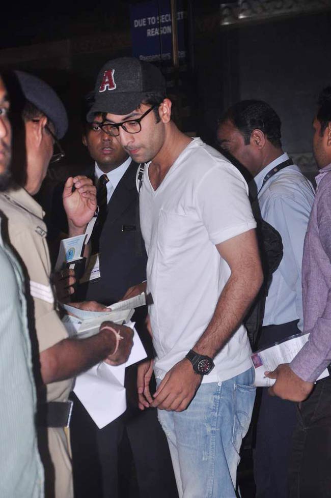 'आईफा 2012' के लिए रवाना हुए बॉलीवुड सितारे