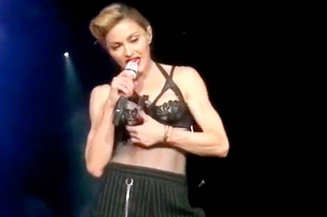 जब मडोना ने प्रशंसकों के सामने उतारे कपड़े | न्‍यूड धमाका पूनम का