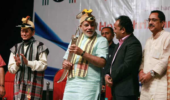 समारोह में मोदी ने साधा पीएम पर निशाना  | मोदी का जीवन