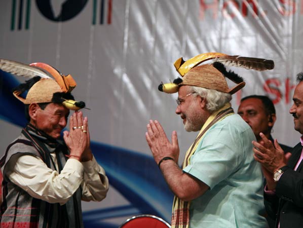 समारोह में मोदी ने साधा पीएम पर निशाना  | मोदी का जीवन