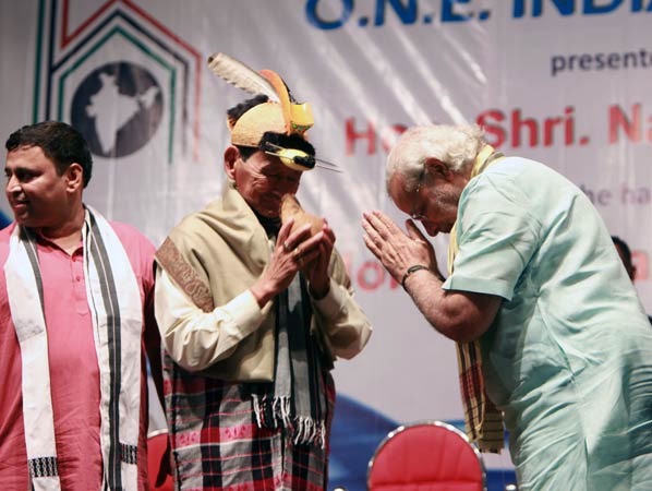 समारोह में मोदी ने साधा पीएम पर निशाना  | मोदी का जीवन