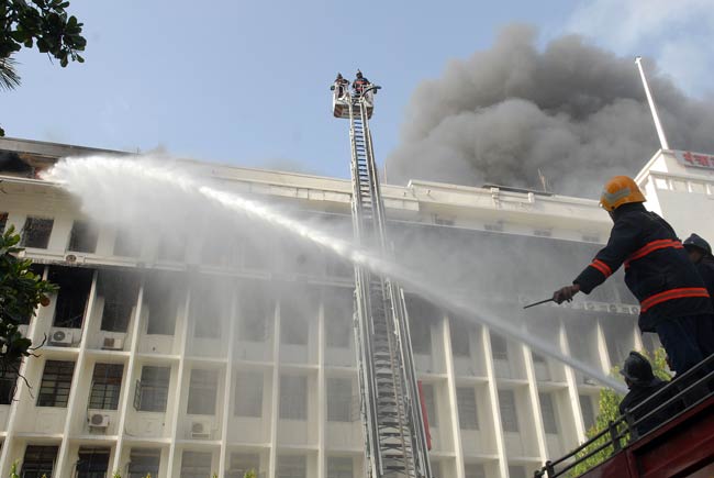 देखिए मुंबई के मंत्रालय में कैसी लगी भीषण आग