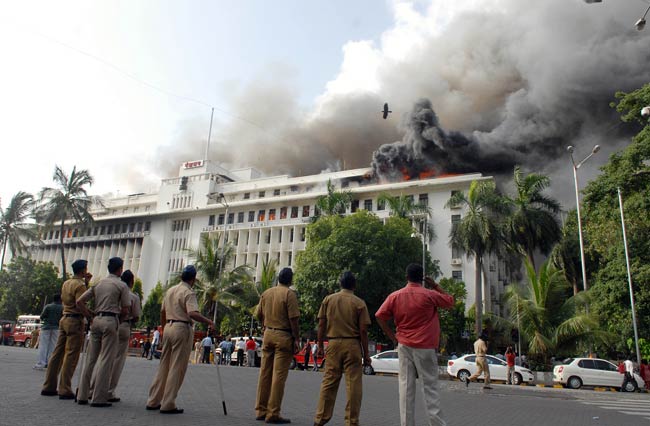 देखिए मुंबई के मंत्रालय में कैसी लगी भीषण आग